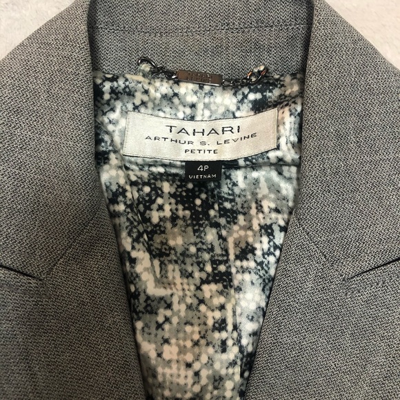 EUC TAHARI Lapel Blazer P4 - Picture 5 of 8